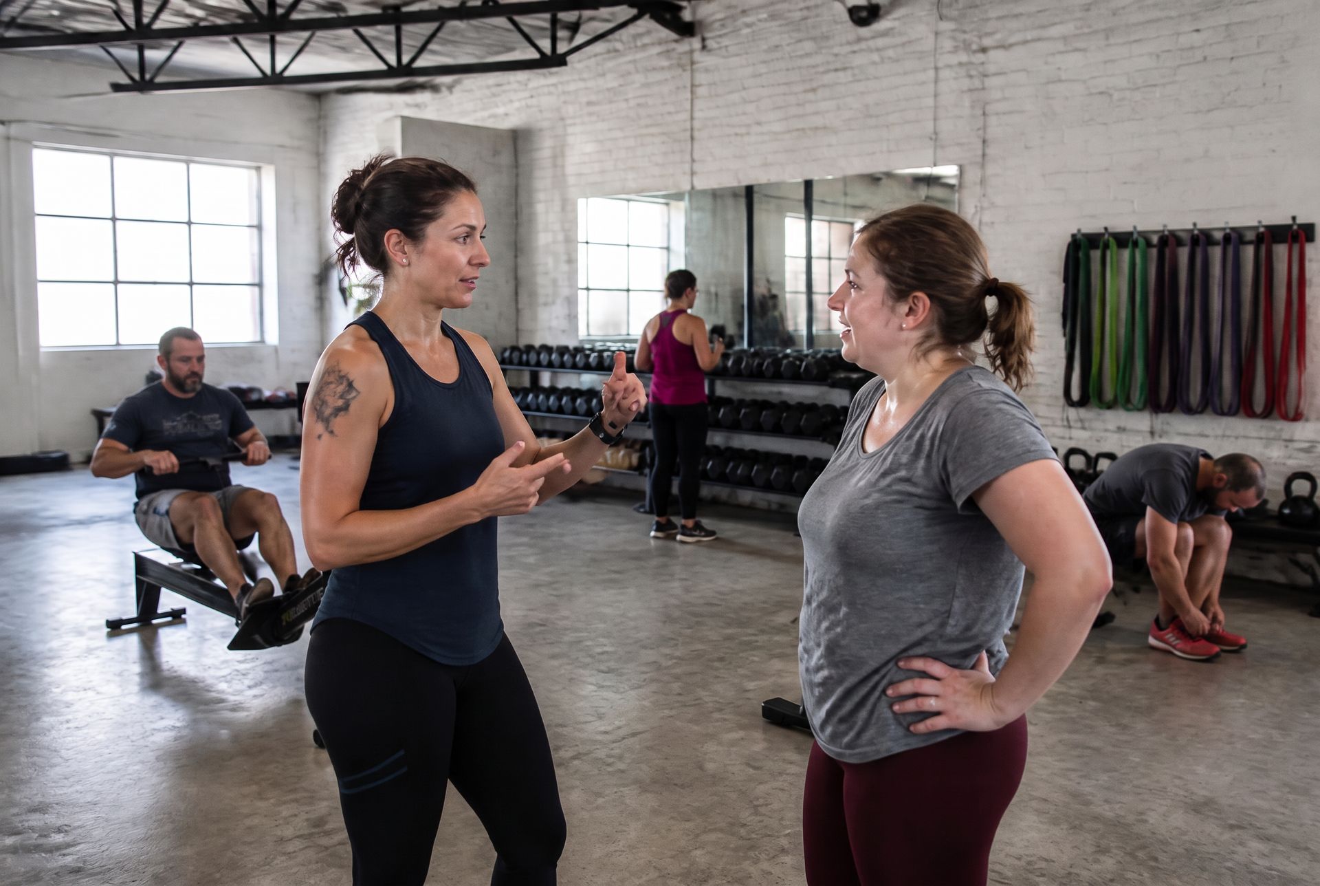 Sala corsi fitness boutique con vista sul Lago Maggiore